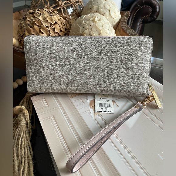 Michael Kors Jet Set Wallet - Picture 4 of 8